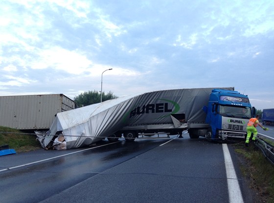 Nehoda kamionu s dodávkou blokuje dopravu na dleité tepn za Moravskou Tebovou.
