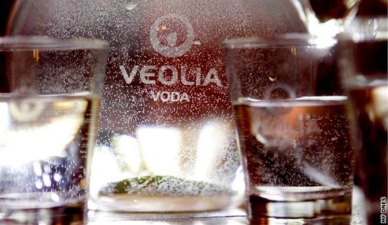 Servírování vody z vodovodu v restauracích podporuje kampa "erstvá kohoutková?" spoleností Veolia a Praské vodovody a kanalizace.