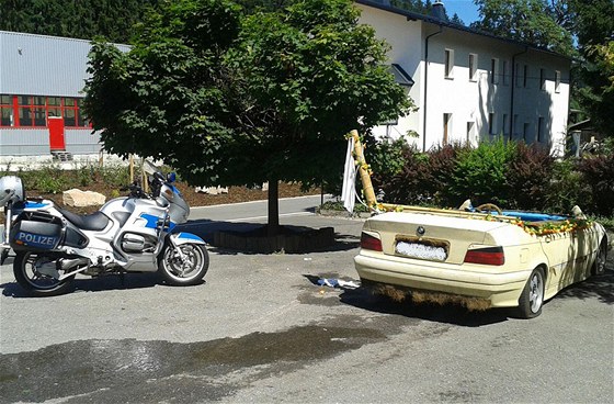 Nmet policist zastavili u msta Eibenstock automobil pestavn na pojzdn