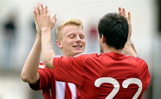 Fotbalisté Viktorie ikov Matej Sivri (zády) a Karel Kiidron se radují z