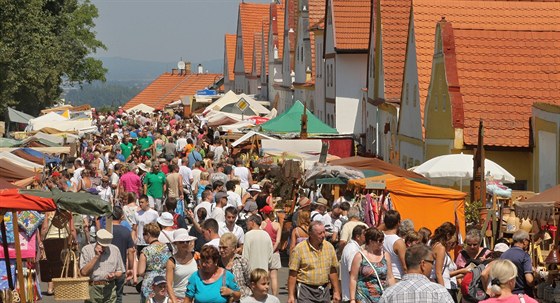 Tisíce lidí z celé republiky jezdí kadoron na Selské slavnosti do Holaovic.