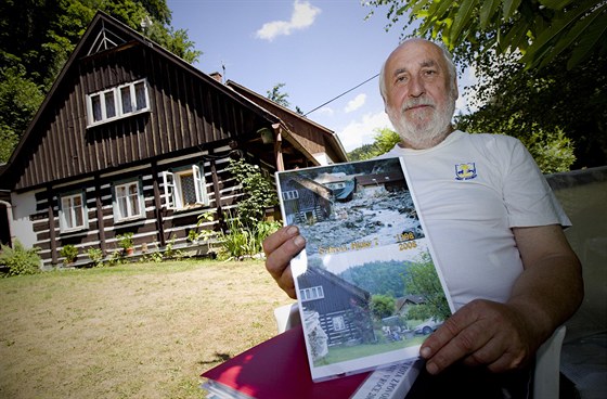 Bývalý starosta Kounova u Dobruky Zdenk ritr ukazuje fotky z niivé povodn...