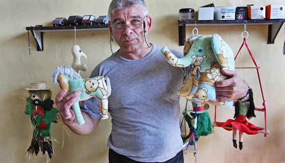 Odsouzený Jůlius Hojner vyrábí ve vězeňské dílně v Heřmanicích hračky pro děti,...
