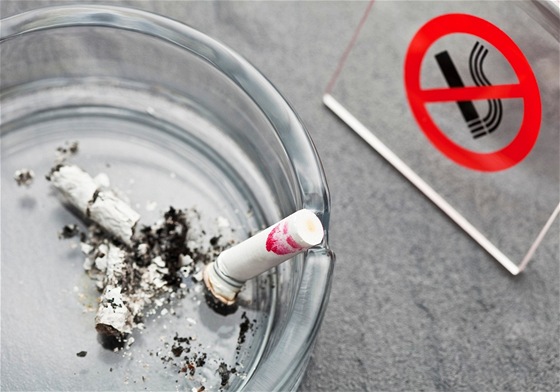 Ačkoliv v nemocnicích platí přísný zákaz kouření, tak pacientka v Ostravě nařízení zřejmě osudově porušila. Ilustrační snímek
