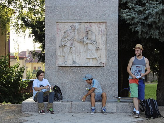 Piknik u pomníku. K plastice v Okíkách chodí relaxovat mláde.