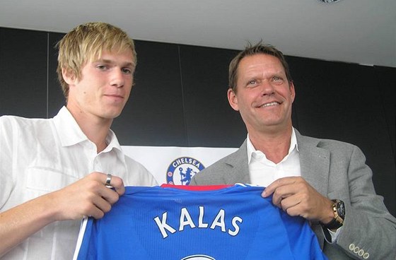 Sportovní editel Chelsea Frank Arnesen pedává Tomái Kalasovi dres
