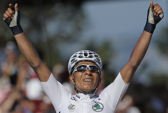 RUCE NAD HLAVOU. Kolumbijský jezdec Nairo Alexander Quintana vyhrál dvacátou...