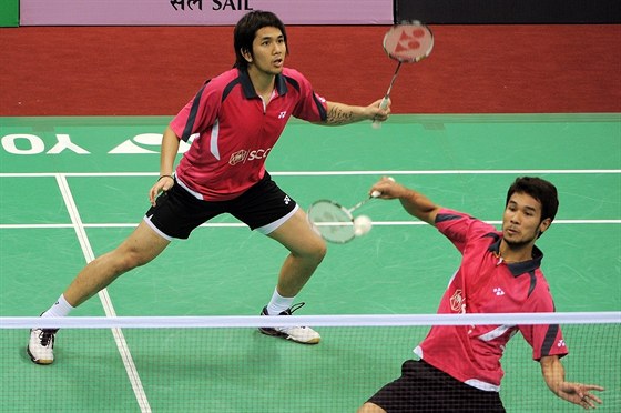 Thajtí badmintonisté Bodin Issara (vlevo) a Manípong Dongdit v jednom páru....