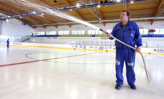 Leda Petr Slavík stíká vodu na led ve zlínské PSG Arén.