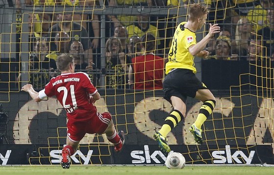 Dortmundský Marco Reus střílí gól ve finále německého Superpoháru. Marně se mu...