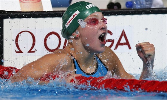 Litevská plavkyn Ruta Meilutyteová se raduje ze svtového rekordu na 100 metr...