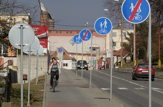 Cyklostezka v Jarošově, kde na úseku dlouhém 200 metrů stojí 19 dopravních