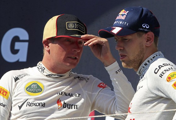 TAK Z HORKA, ÍKÁ... Kimi Räikkönen (vlevo) si na stupních vítz v Maarsku