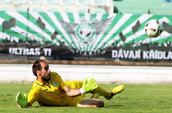 Mostecký gólman Bela eká na mí, který na nj vyslali fotbalisté Vlaimi. 