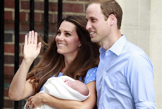 Princ William s manelkou Kate ukázali prvorozeného syna. (23. ervence 2013)