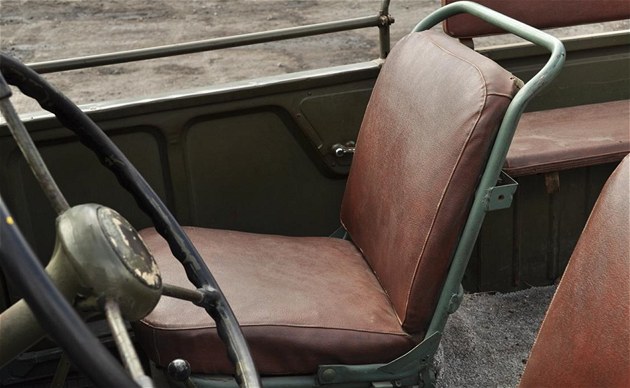 Gazík slaví sedmdesátiny. Podívejte, jak se řídí; startuje se nohou