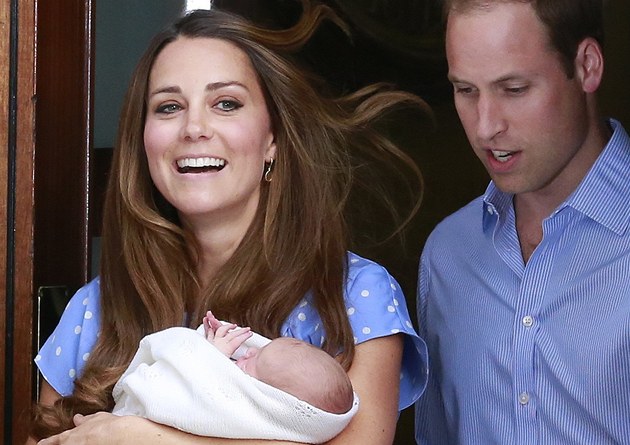 Princ William a jeho man�elka Kate se synem odcházejí z porodnice (23. �ervence...
