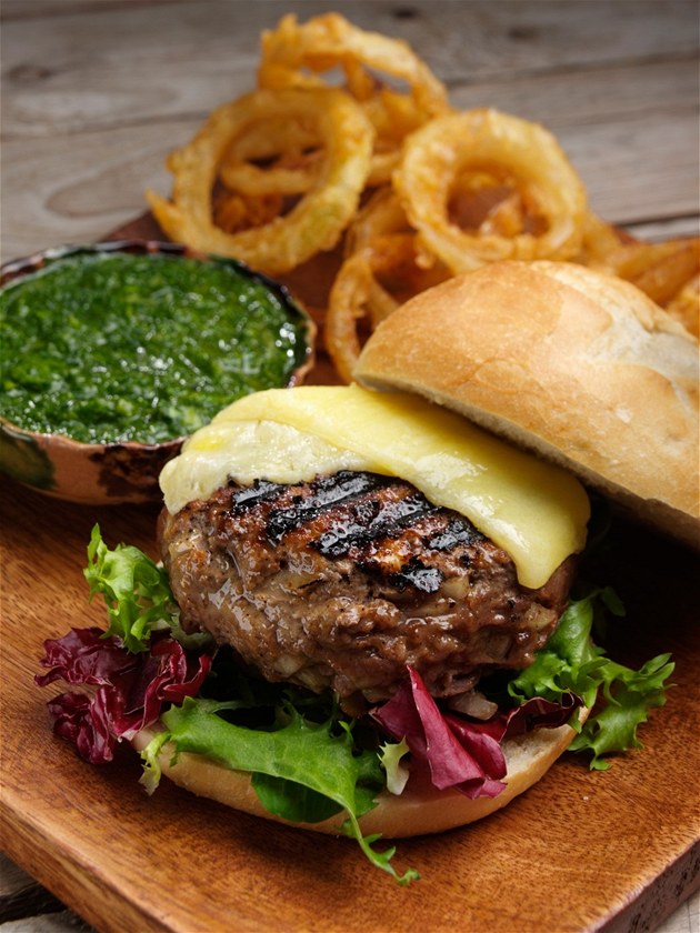 Hlavní roli p�i p�íprav� burger� hraje maso ve vysoké kvalit�. 
