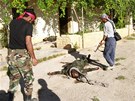 Vojáci Syrské svobodné armády prohlíejí tlo vojáka pravdpodobn vládních sil...