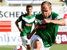 Jablonecký fotbalista Michal Hubník odkopává mí v ligovém utkání proti Brnu.