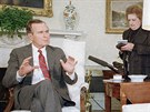 Helen Thomasová s prezidentem Georgem Bushem starím v roce 1989.