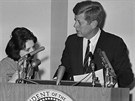 Helen Thomasová s prezidentem Johnem F. Kennedym v roce 1963.
