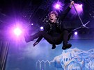 Bruce Dickinson, charizmatický frontman kapely Iron Maiden, na koncertě...