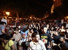 Vrada vyvolala masové protivládní protesty, které si v pátek veer vyádaly...