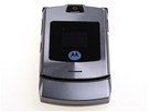 Jen�e v druhé polovin� roku 2004 p�edstavila Motorola zjevení. Model V3 s...