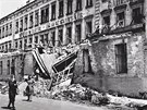 Továrna po bombardování v roce 1945