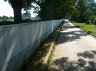 U eky Moravy v Uherském Hraditi rostou v nkterých místech nové betonové zdi.