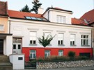 Historizující fasáda domu pipomíná asy rakousko-uherského císaství.
