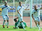 Fotbalisté Ústí nad Labem se radují z gólu v duelu s praským Vltavínem.