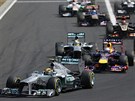 Britský pilot Lewis Hamilton z týmu Mercedes v ele Velké ceny Maarska formule...