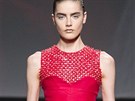 Rudá veerní róba hodná elegantní Paíanky od Rafa Simonse pro módní dm Dior.