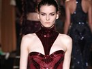 Atelier Versace vyhledávají bohaté zákaznice kvli modelm plných sex-appealu a...