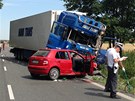 Nehoda kamionu, nákladního a osobního auta u obce Oseek na Nymbursku.
