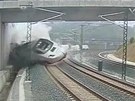 Zábr z bezpenostní kamery - vykolejená souprava se zaíná kroutit pod mostem
