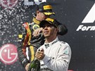 VÍTZ. Britský pilot Lewis Hamilton slaví své první vítzství s monopostem