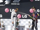 VELMI DIVOKÉ OSLAVY. Lewis Hamilton (uprosted) a Kimi Räikkönen sice na trati