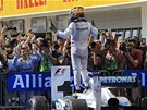 PÁN MAARSKA. Lewis Hamilton ovládl s Mercedesem závod na okruhu Hungaroring. 