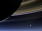 Zem, jak je vidí sonda Cassini, ve vzdálenosti 1,44 miliardy kilometr (ipka...