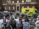 Policie a novinái ped nemocnicí St. Mary, kde manelka prince Williama