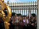 Britové ped Buckinghamským palácem slaví narození syna prince Williama a Kate....