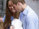 Princ William, jeho manelka Kate a jejich prvorozený syn (23. ervence 2013)