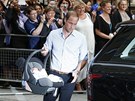 Princ William odchází se synem z porodnice. (23. ervence 2013)