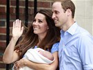 Princ William s manelkou Kate ukázali prvorozeného syna. (23. ervence 2013)