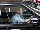Princ William z porodnice odváí manelku Kate a syna. (23. ervence 2013)