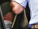 Princ William odváí syna z porodnice. (23. ervence 2013)