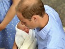 Princ William a jeho prvorozený syn (23. ervence 2013)